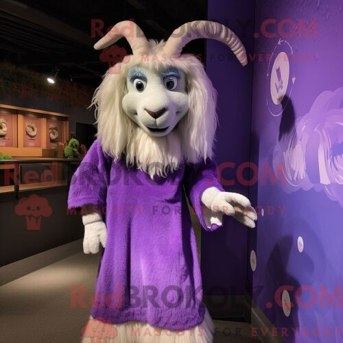 Mascotte Redbrokoly De Chèvre Angora Violette Habillée D Une Robe Droite Et De Ceintures De Smoking