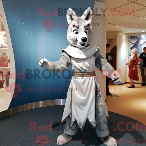 Costume De Mascotte Redbrokoly Silver Dingo Habillé Avec Une Robe Taille Empire Et Des Ceintures De Smoking