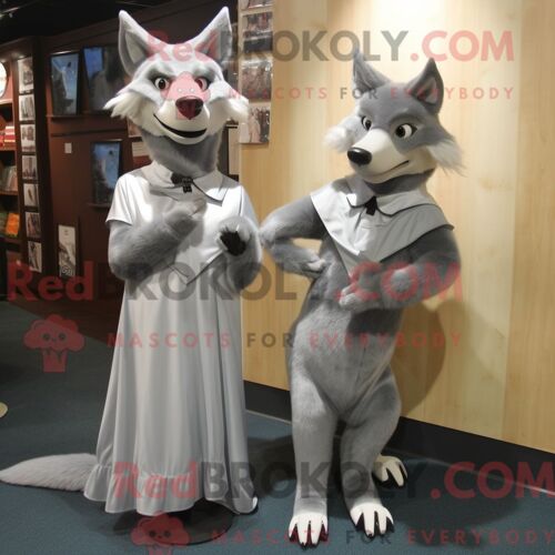 Costume De Mascotte Redbrokoly Silver Dingo Habillé Avec Une Robe Taille Empire Et Des Ceintures De Smoking