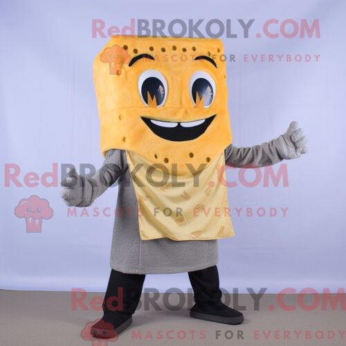 Personnage De Costume De Mascotte Redbrokoly De Sandwich Au Fromage Grillé Argenté Habillé Avec Un Pantalon Habillé Et Des Écharpes