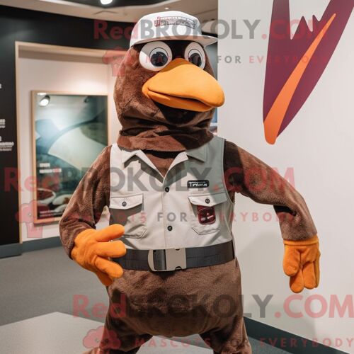 Costume Mascotte Redbrokoly De Corbeau Marron Habillé D Un Débardeur Et De Pochettes De Costume