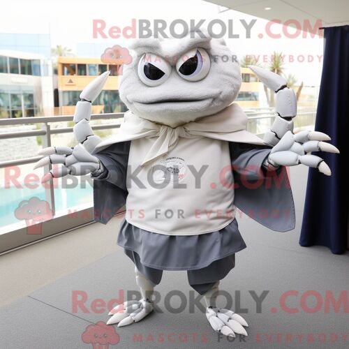 Costume De Mascotte Redbrokoly De Gâteaux De Crabe Gris Habillé D Une Robe Fourreau Et D Épingles À Châle