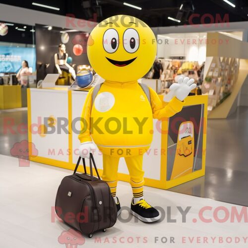 Personnage De Costume De Mascotte Redbrokoly De Ballon De Football Jaune Habillé Avec Un Sweat-Shirt Et Des Sacs À Main