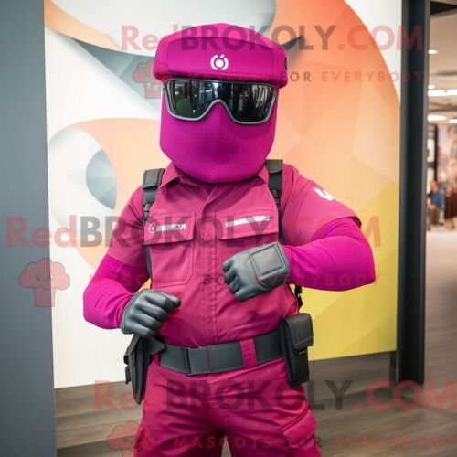 Personnage Mascotte Redbrokoly Magenta Para Commando Habillé Avec Un Jean Et Un Bracelet Montres