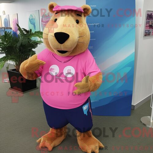 Costume Mascotte Redbrokoly De Capybara Rose Personnage Habillé Avec Un Rash Guard Et Des Pinces À Chaussures