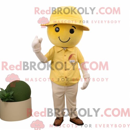 Mascotte Redbrokoly De Personnage De Prune Jaune Habillé Avec Un Pantalon Chino Et Une Casquette