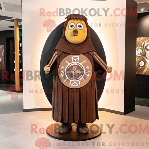 Costume De Mascotte Redbrokoly De Bouclier Celtique Marron Habillé Avec Une Robe De Cocktail Et Des Foulards