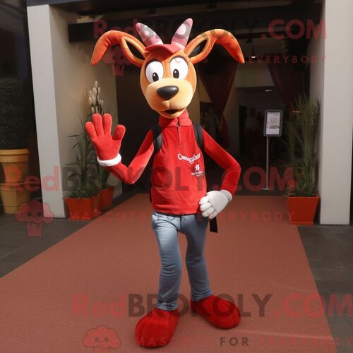 Costume Mascotte Redbrokoly De Gazelle Rouge Habillé Avec Un Jean Skinny Et Des Pochettes
