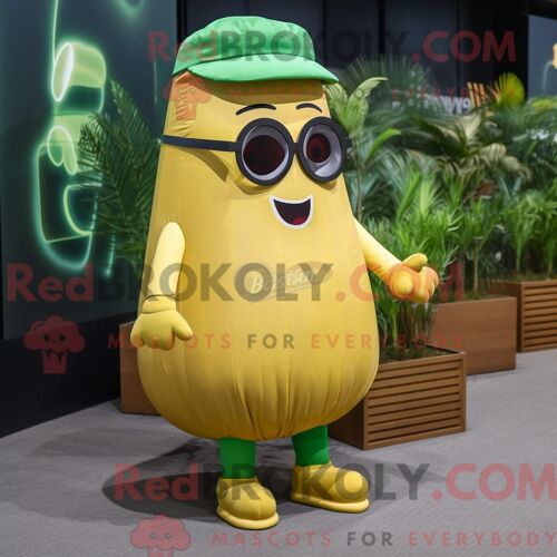 Personnage De Costume De Mascotte Redbrokoly De Concombre Doré Habillé Avec Un Short Cargo Et Des Lunettes