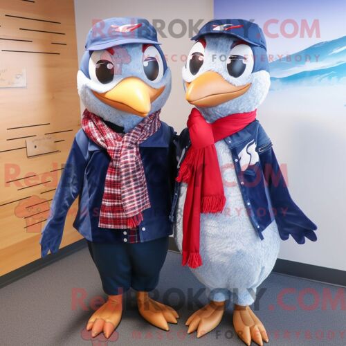Costume De Mascotte Redbrokoly De Pic Bleu Marine Habillé D Un Jean Boyfriend Et D Écharpes