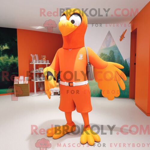Costume De Mascotte Redbrokoly Peach Puma Personnage Habillé Avec Un Gilet Et Des Épingles De Chapeau