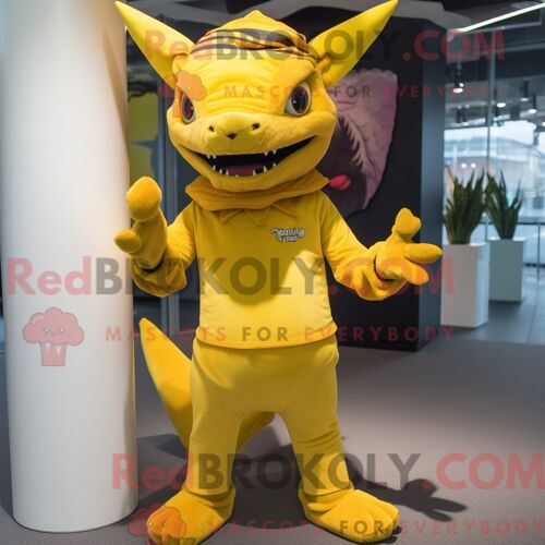 Personnage De Costume De Mascotte Redbrokoly De Ballon De Basket Rouge Habillé D Une Culotte Et De Pinces À Chaussures