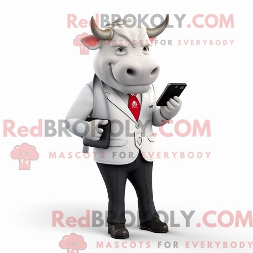 Costume Mascotte Redbrokoly De Mangue Beige Habillé Avec Un T-Shirt À Col En V Et Des Chapeaux