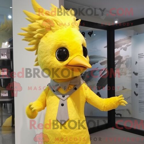 Costume De Mascotte Redbrokoly De Pic Jaune Citron Habillé D Une Chemise Henley Et De Pinces À Cheveux
