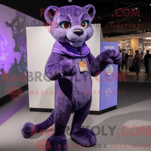 Personnage De Costume De Mascotte Redbrokoly De Panthère De Lavande Habillé Avec Un T-Shirt Henley Et Des Épingles De Châle