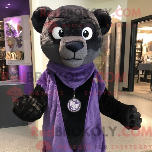 Personnage De Costume De Mascotte Redbrokoly De Panthère De Lavande Habillé Avec Un T-Shirt Henley Et Des Épingles De Châle