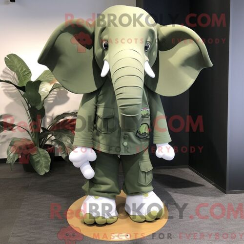 Costume De Mascotte Redbrokoly D Éléphant Olive Habillé D Un T-Shirt Polo Et De Pinces À Chaussures