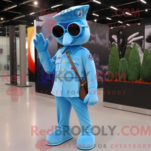 Mascotte Redbrokoly De Soldat Américain Bleu Ciel Personnage Habillé Avec Une Robe Et Des Lunettes De Soleil