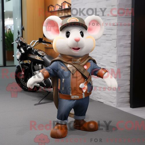 Personnage De Costume De Mascotte Redbrokoly De Rat Pêche Habillé Avec Une Veste De Motard Et Des Sacs Messager