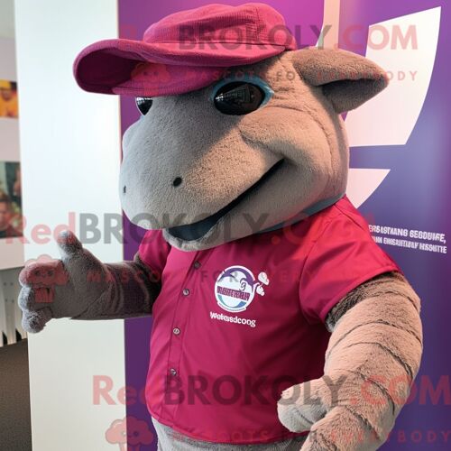 Personnage Mascotte Redbrokoly D Une Chaudrée De Palourdes Violettes Habillée D Un Jean Maman Et De Châles