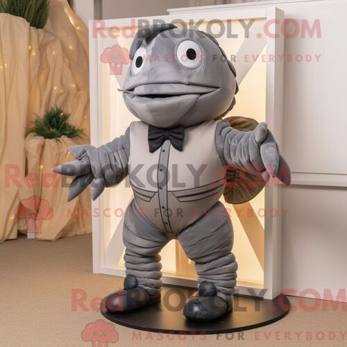 Personnage Mascotte Redbrokoly D Un But De Football Magenta Habillé D Un Maillot De Bain Une Pièce Et D Épingles À Cravate