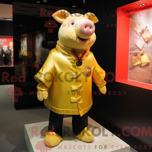 Personnage Mascotte Redbrokoly D Un Cochon Doré Habillé D Un Manteau Et De Bracelets De Cheville