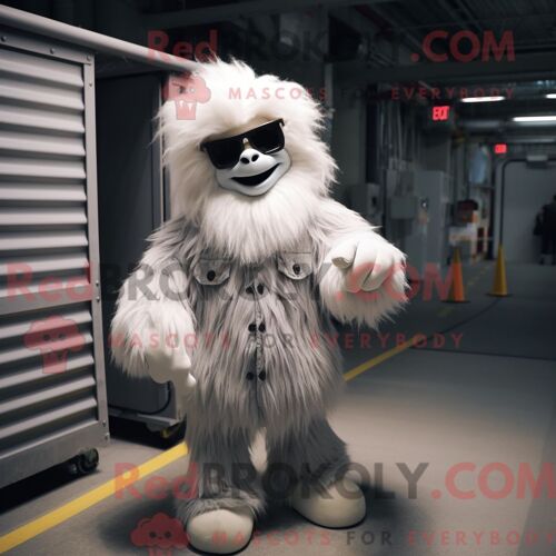 Personnage Mascotte Redbrokoly D Un Yéti Blanc Habillé D Un Pantalon Cargo Et De Lunettes De Soleil