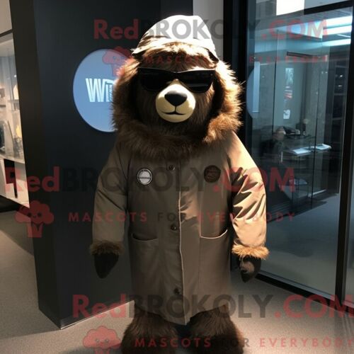 Costume Mascotte Redbrokoly De Navy Seal Marron Habillé Avec Une Parka Et Des Lunettes De Soleil