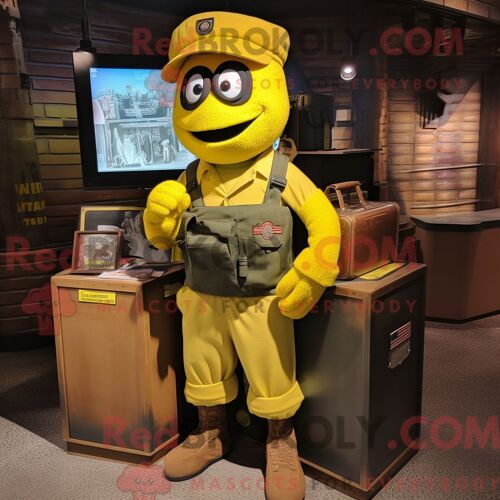 Personnage De Costume De Mascotte Redbrokoly Cream King Habillé Avec Une Robe Trapèze Et Des Ceintures De Smoking