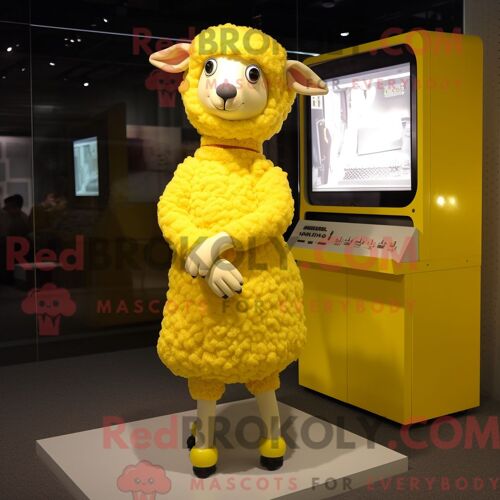 Personnage Mascotte Redbrokoly D Un Mouton Jaune Habillé D Une Robe Midi Et De Montres Digitales