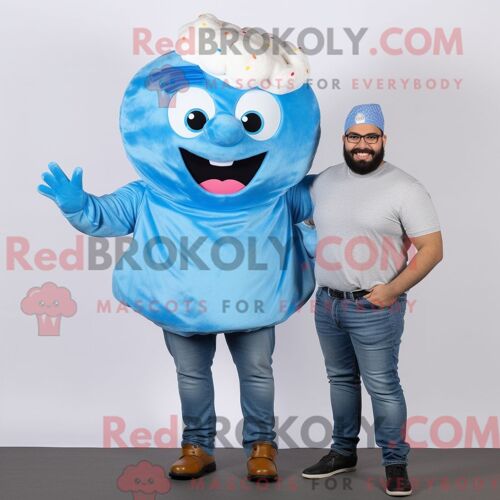 Personnage De Costume De Mascotte Redbrokoly De Cupcake Bleu Ciel Habillé Avec Un Jean Boyfriend Et Des Écharpes