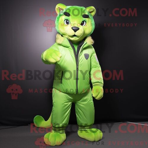 Personnage Mascotte Redbrokoly D Une Fraise Magenta Habillée D Un Mom Jeans Et De Lacets De Chaussures