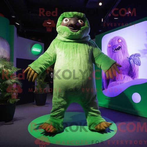 Costume De Mascotte Redbrokoly De Paresseux Géant Vert Habillé D Une Combishort Et De Coussinets De Pieds