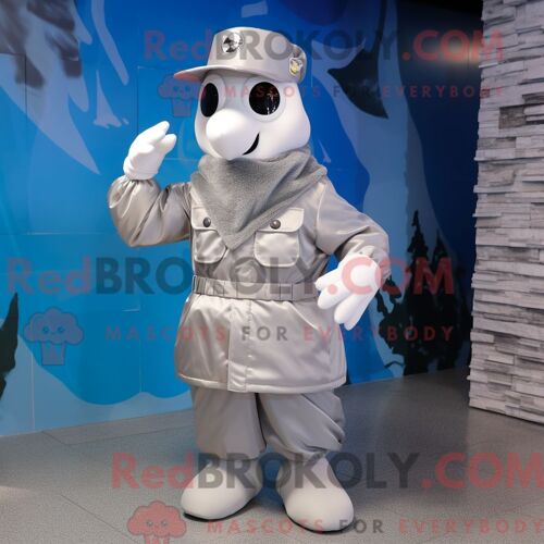 Costume De Mascotte Redbrokoly De Soldat De L Armée De L Air Argentée Habillé Avec Un Coupe-Vent Et Des Clips Pour Écharpe