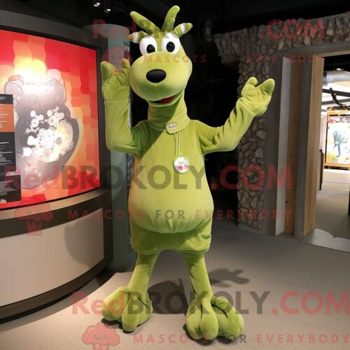 Personnage De Costume De Mascotte Redbrokoly De Girafe Olive Habillé Avec Un T-Shirt À Manches Longues Et Des Broches