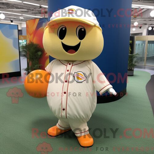 Personnage Mascotte Redbrokoly D Un Mandarin Crème Habillé D Un T-Shirt De Baseball Et D Épingles À Chapeau