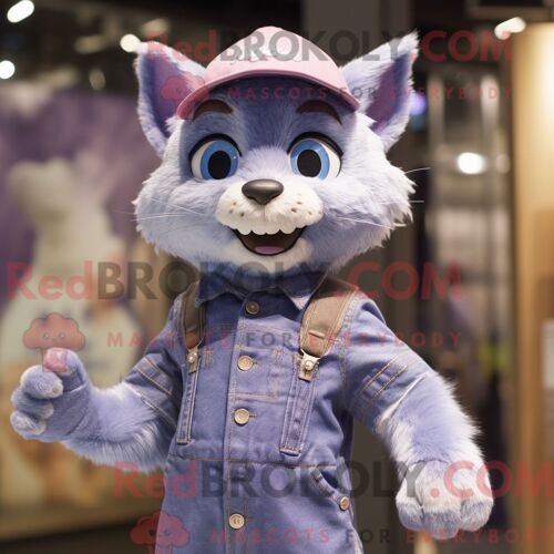 Personnage Mascotte Redbrokoly D Un Chat Lavande Habillé D Un Short En Jean Et De Boucles D Oreilles