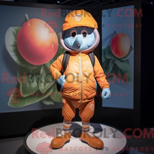 Personnage De Costume De Mascotte Redbrokoly De Mandarin De Pêche Habillé Avec Un Blouson Aviateur Et Des Sacs À Dos