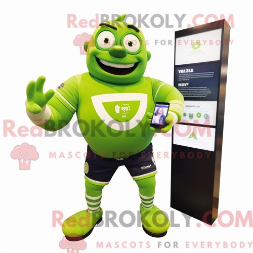 Personnage Mascotte Redbrokoly D Un Concombre Jaune Habillé D Une Jupe Circulaire Et D Écharpes