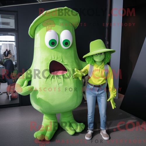 Personnage Mascotte Redbrokoly D Un Coffre Au Trésor Blanc Habillé D Un T-Shirt Henley Et De Lunettes