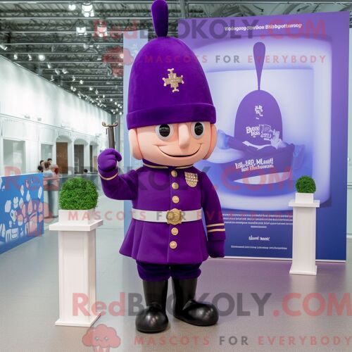 Personnage Mascotte Redbrokoly D Une Croix Celtique Beige Habillée D Une Chemise Henley Et D Épingles À Chapeau