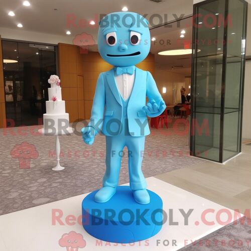 Personnage De Costume De Mascotte Redbrokoly De Gâteau De Mariage Bleu Ciel Habillé Avec Un Pantalon De Costume Et Des Coussinets De Pied