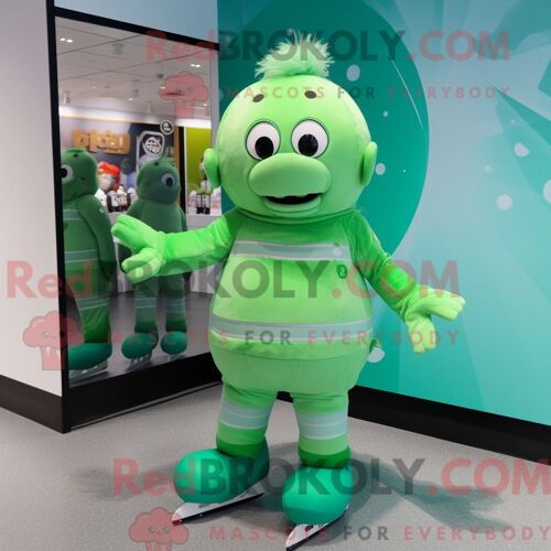 Personnage De Costume De Mascotte Redbrokoly De Paire De Patins À Glace Verts Habillé Avec Un Rash Guard Et Des Ceintures De Smoking