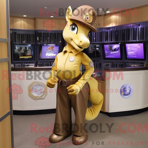 Costume Mascotte Redbrokoly De Mare Dorée Personnage Habillé D Un Débardeur Et De Bérets