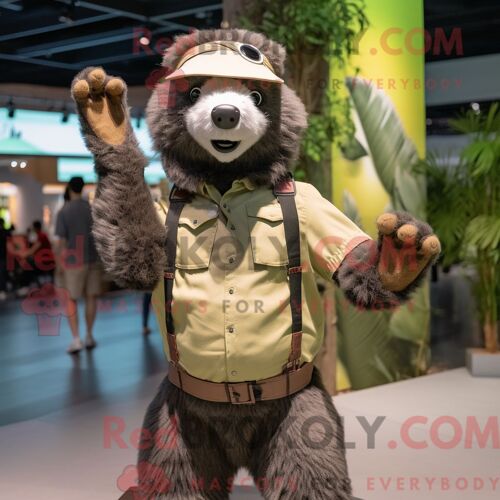 Costume De Mascotte Redbrokoly D Ours Paresseux Olive Habillé Avec Un Pantalon Chino Et Une Casquette