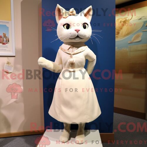 Personnage De Costume De Mascotte Redbrokoly Peach Candy Box Habillé Avec Un Jean Boyfriend Et Des Épinglettes