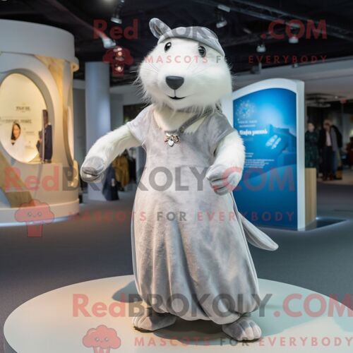 Personnage Mascotte Redbrokoly D Hermine Argentée Habillée D Une Jupe Longue Et De Bérets