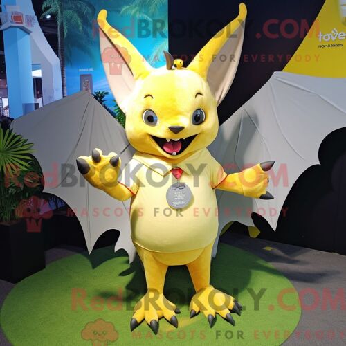 Personnage Mascotte Redbrokoly D Une Chauve-Souris Jaune Citron Habillée D Un T-Shirt À Col En V Et De Bracelets De Cheville