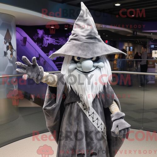 Personnage Mascotte Redbrokoly D Un Chapeau De Sorcière Argenté Habillé D Une Chemise En Flanelle Et De Pinces À Foulard