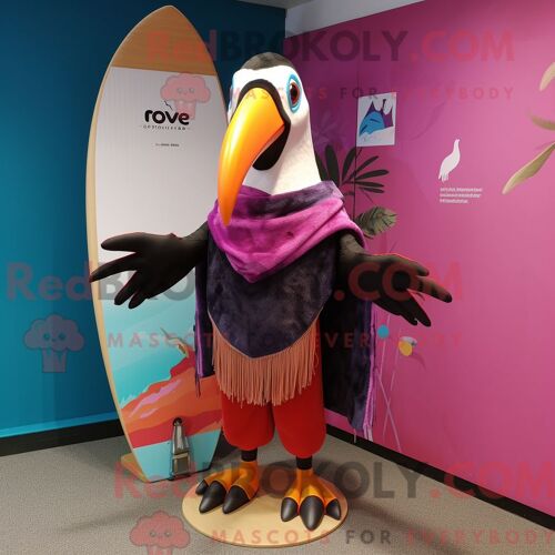 Personnage Mascotte Redbrokoly D Un Toucan Magenta Habillé D Un Boardshort Et D Un Châle